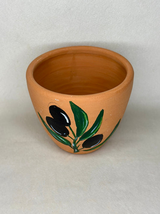 Handgefertigter Tonbecher mit Olivenzweig-Motiv