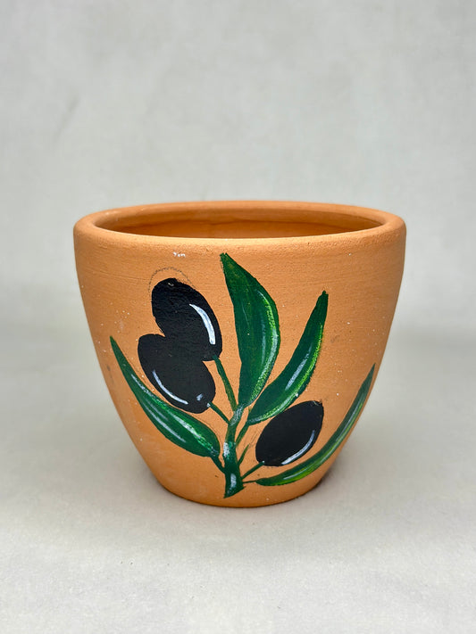 Handgefertigter Tonbecher mit Olivenzweig-Motiv