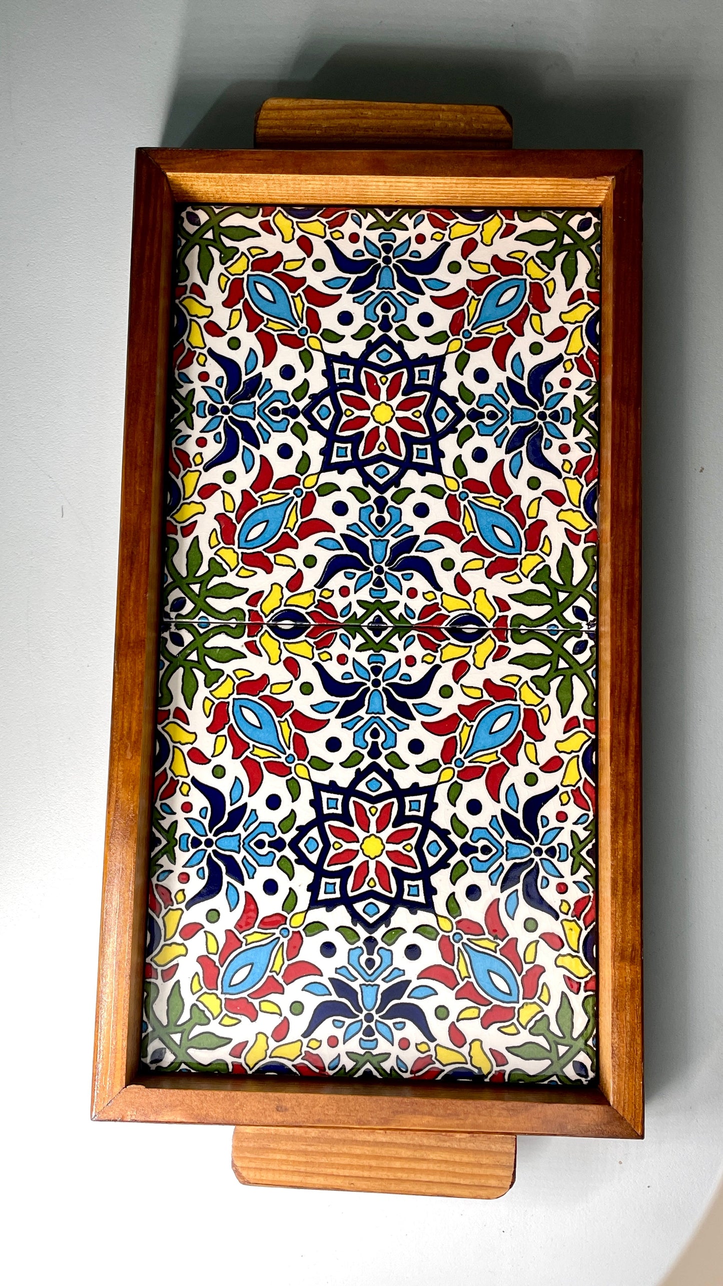 طبق تقديم مصنوع يدويًا من خشب الزيتون وقاعدة سيراميك حرفية 31 سم × 17 سم