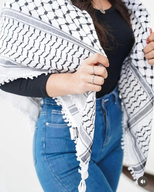 كوفية يدوية باللونين الأبيض والأسود