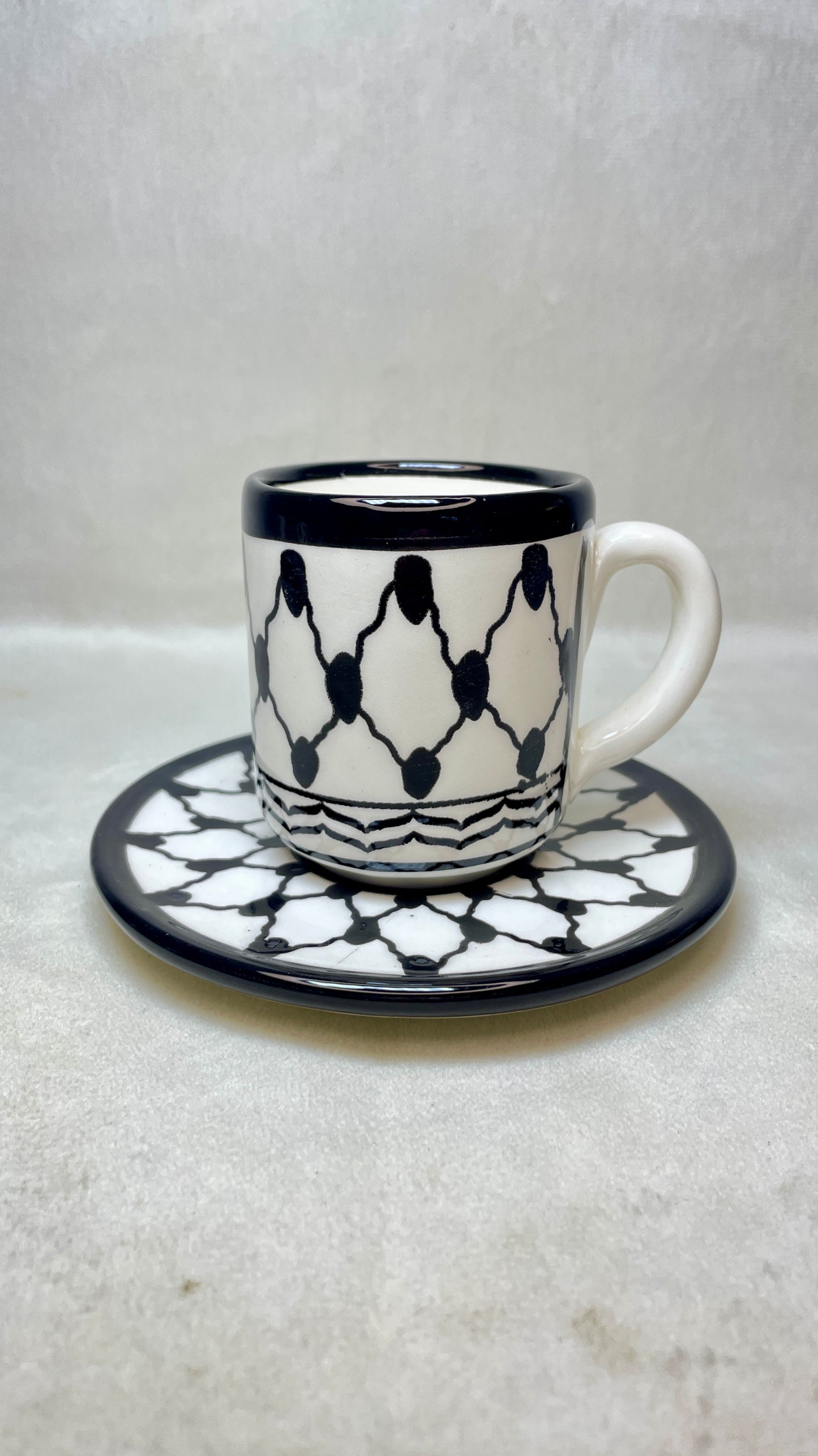Finjan mit Untertasse