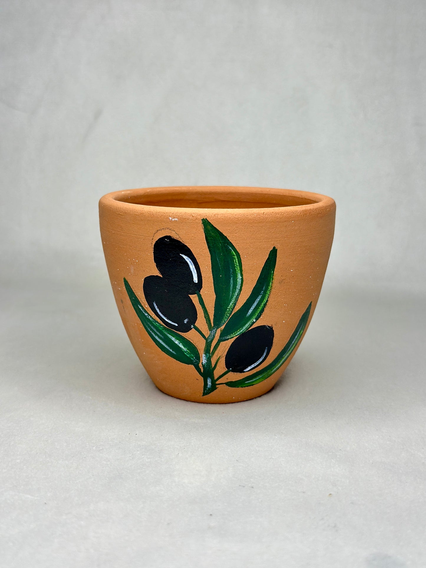 Handgefertigter Tonbecher mit Olivenzweig-Motiv