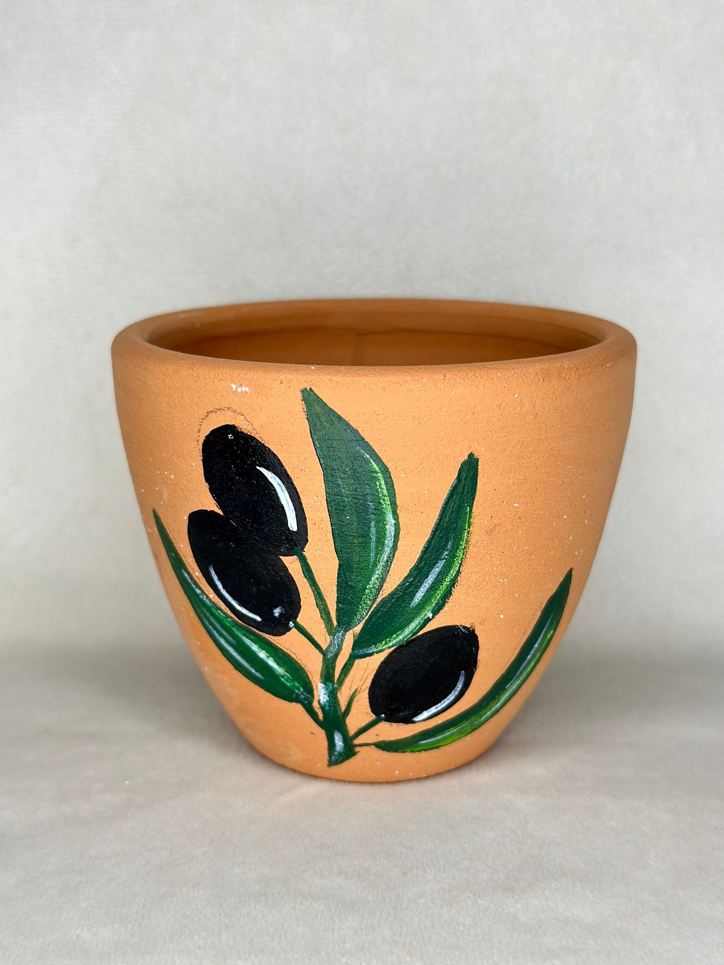 Handgefertigter Tonbecher mit Olivenzweig-Motiv