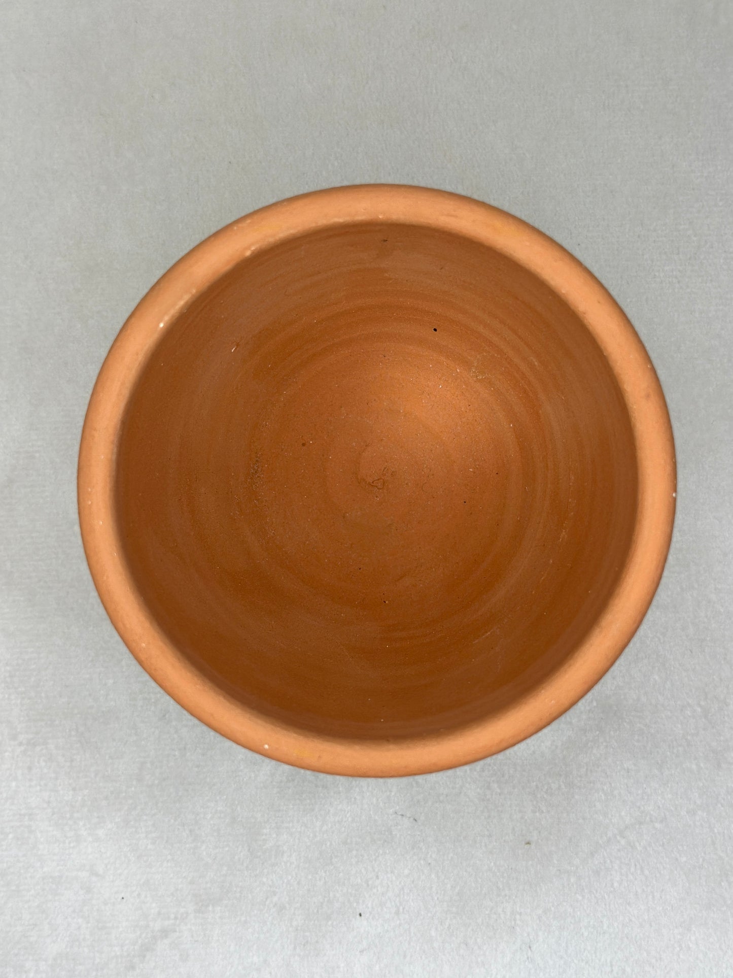 Handgefertigter Tonbecher mit Olivenzweig-Motiv