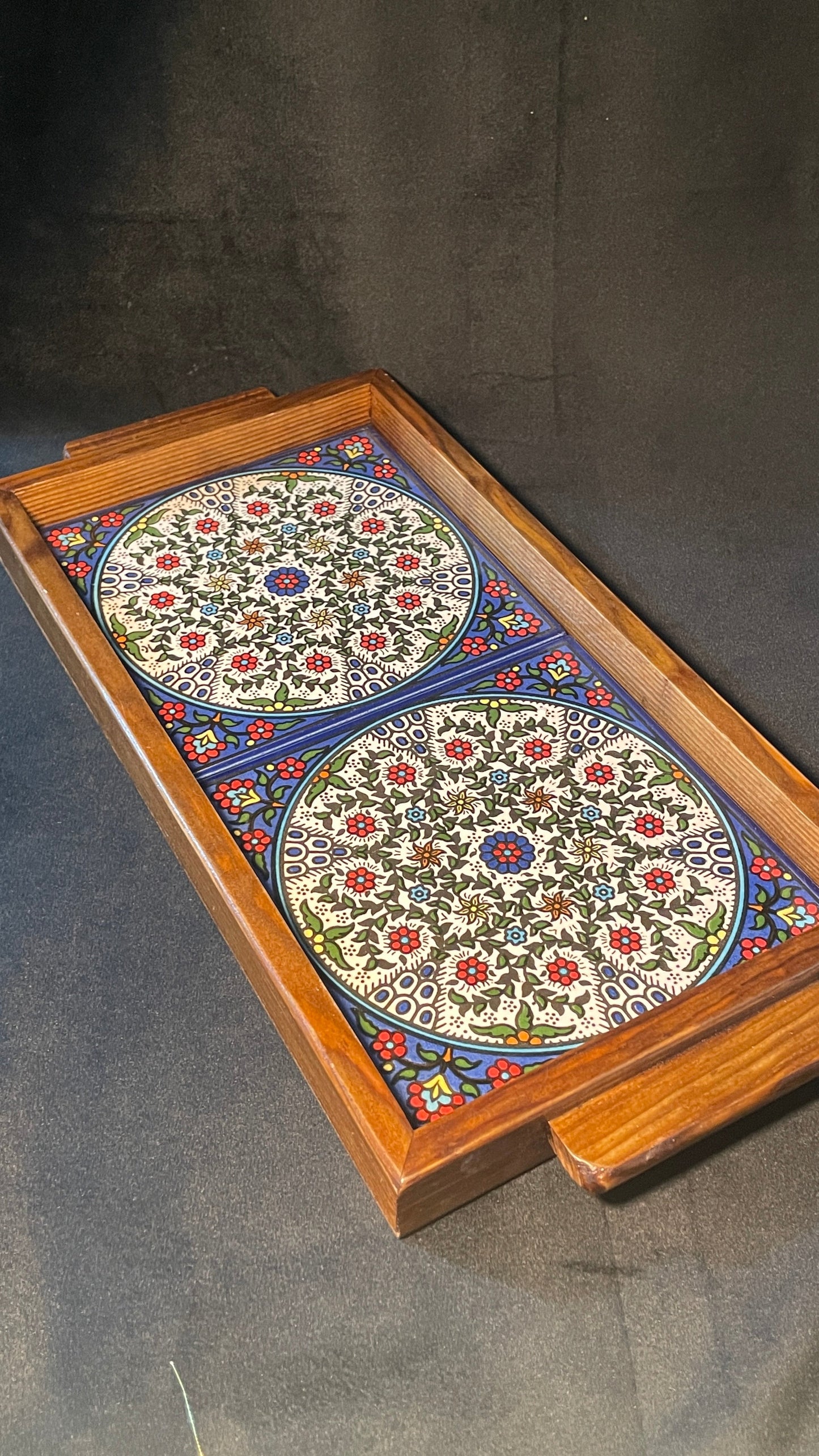 طبق تقديم مصنوع يدويًا من خشب الزيتون وقاعدة سيراميك حرفية 31 سم × 17 سم